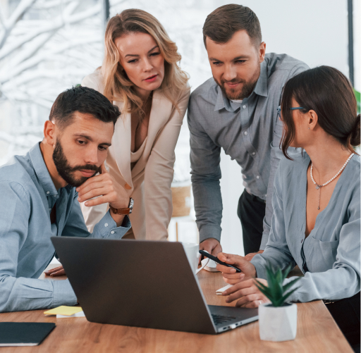 Trabajadores revisando los pendientes