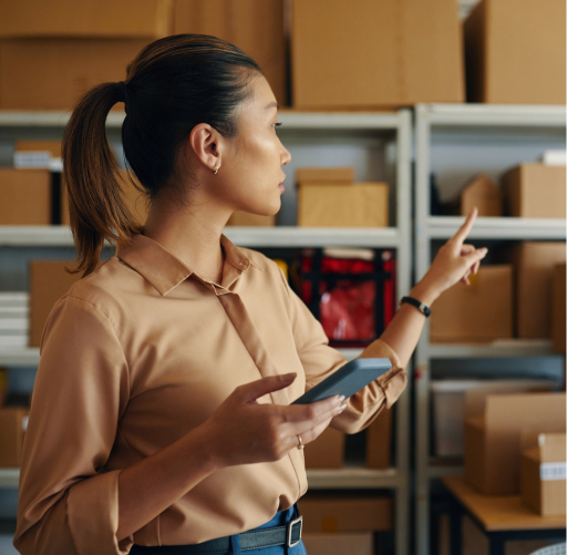 Personal haciendo inventario de productos