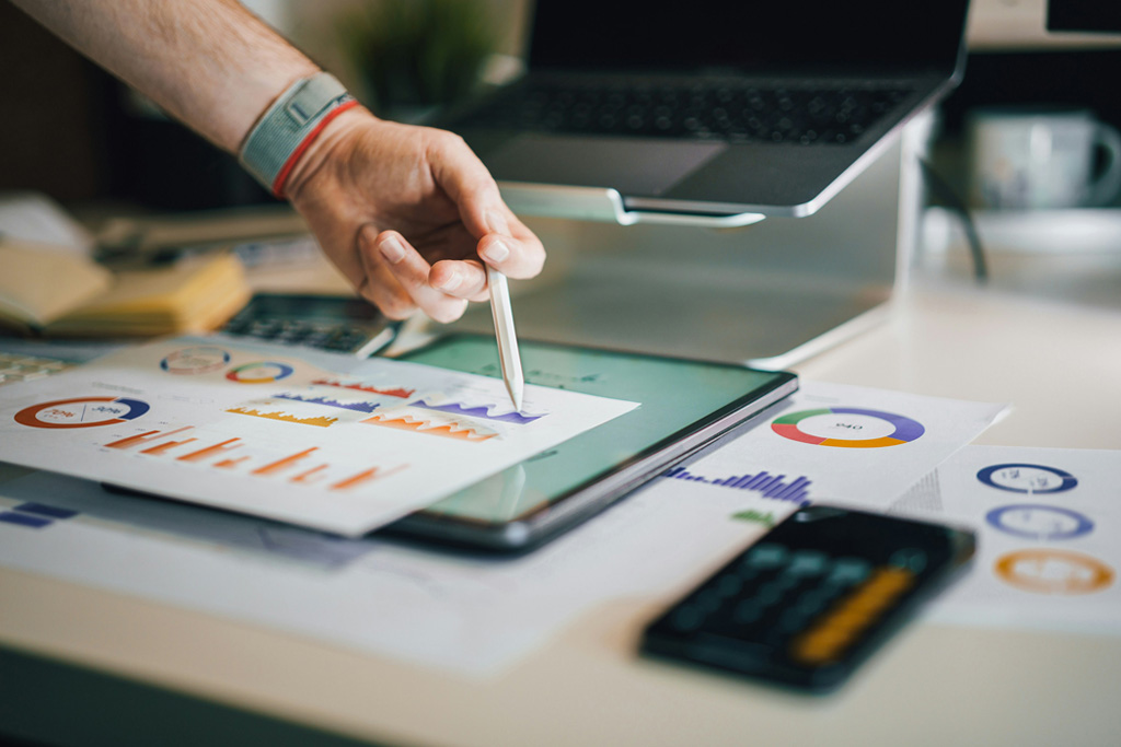 Trabajador midiendo gráficos de finanzas