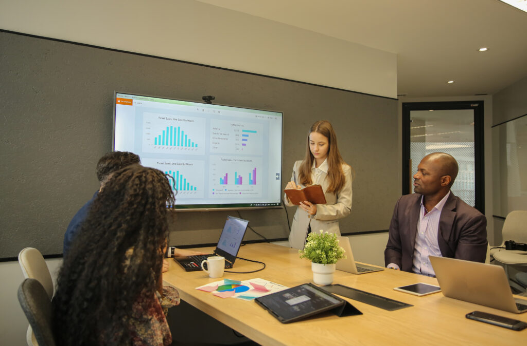 Reunión de oficina de puesta en marcha sobre presentación y lluvia de ideas