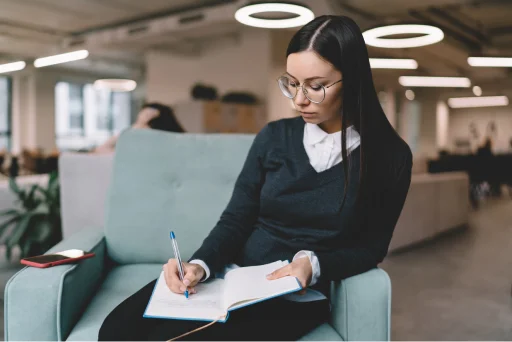 Estudiante haciendo un informe