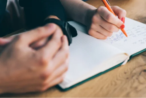 Estudiante haciendo apuntes