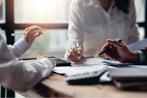 Reunion de finanzas en una sala con trabajadores