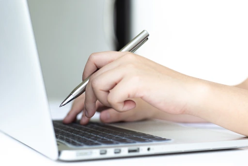 Revisando informes desde una laptop