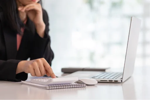 Secretaria haciendo contabilidad