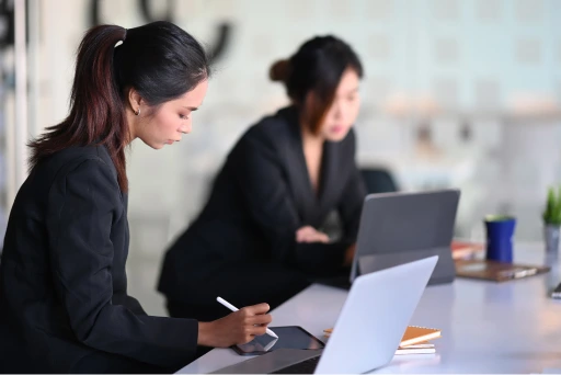 Asistentes revisando informes