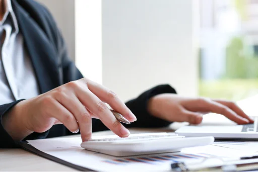 Trabajador haciendo contabilidad