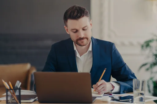 Trabajador ingresando informes desde su libreta