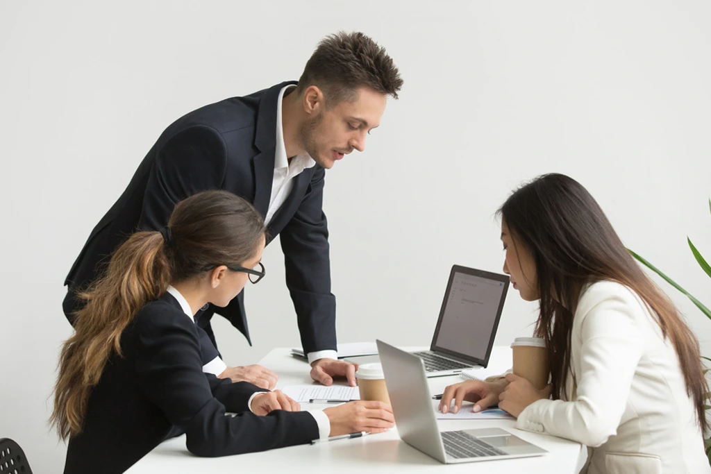 Equipo de diseño revisando un prototipo