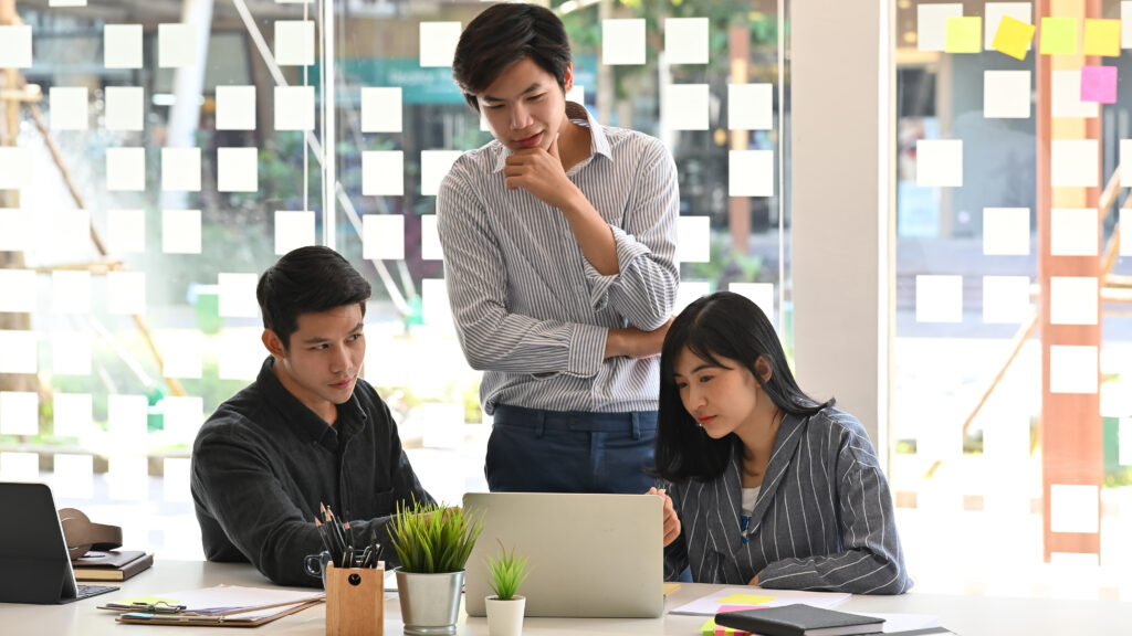 Equipo de Deister tratando de resolver un problema de código