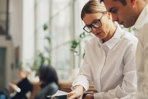 Trabajadores de la empresa Deister resolviendo pendientes