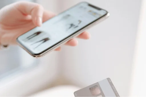 Usuaria haciendo compras por el celular