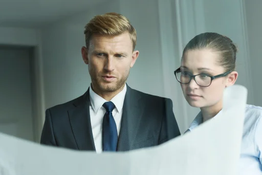 Arquitecta de software enseñando la jerarquía de la empresa.