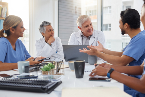 Grupo de doctores en una reunion