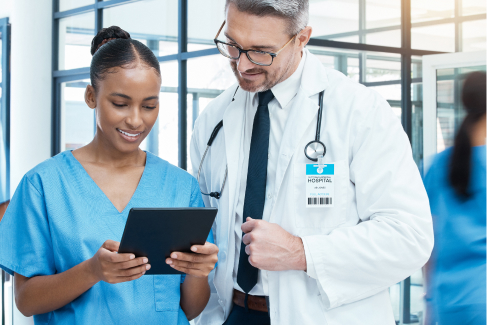 Doctores revisando expediente de paciente