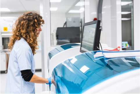 Doctora haciendo mantenimiento a su equipo