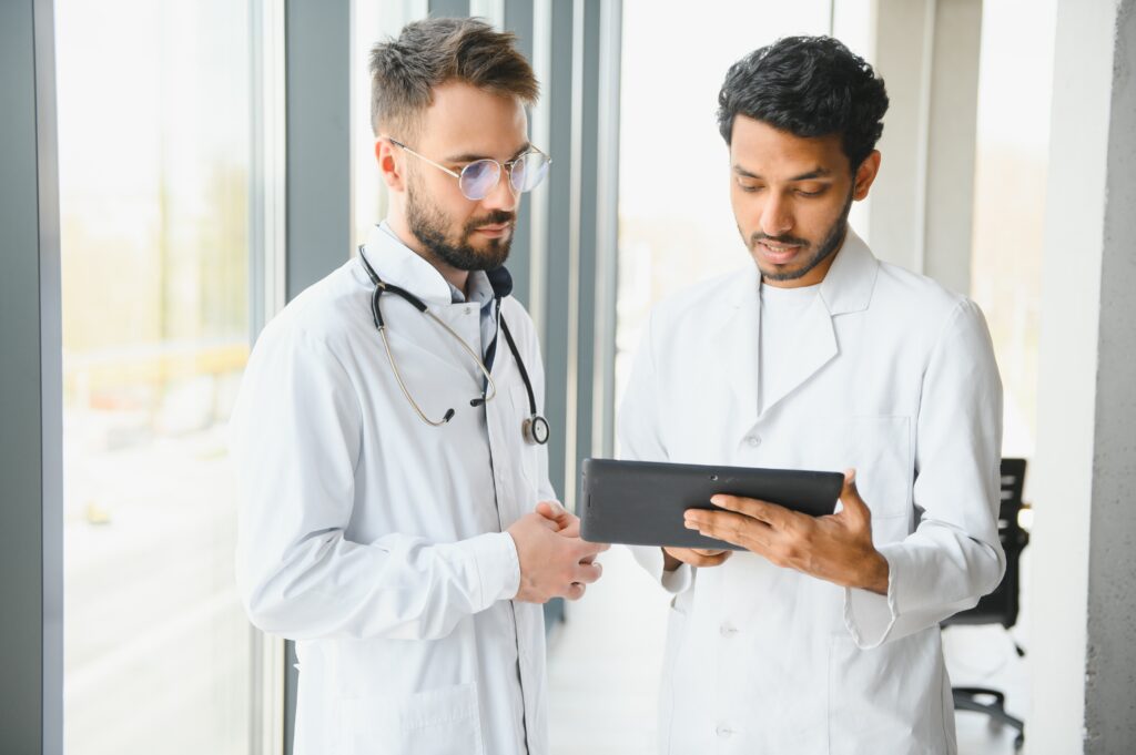 Doctor de Indio y uno de Arabia en un hospital
