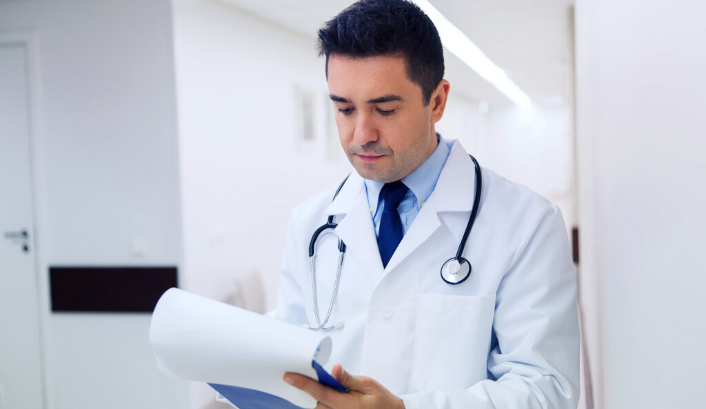 Doctor escribiendo al portapapeles en el hospital