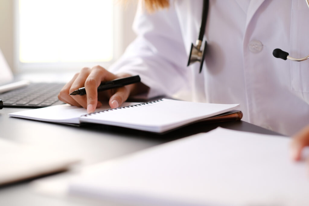 Médicos en el hospital trabajando en el consultorio médico.