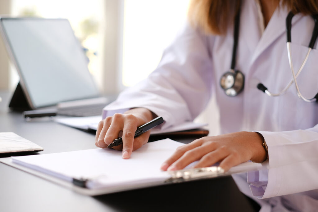 Médicos en el hospital trabajando en el consultorio médico.