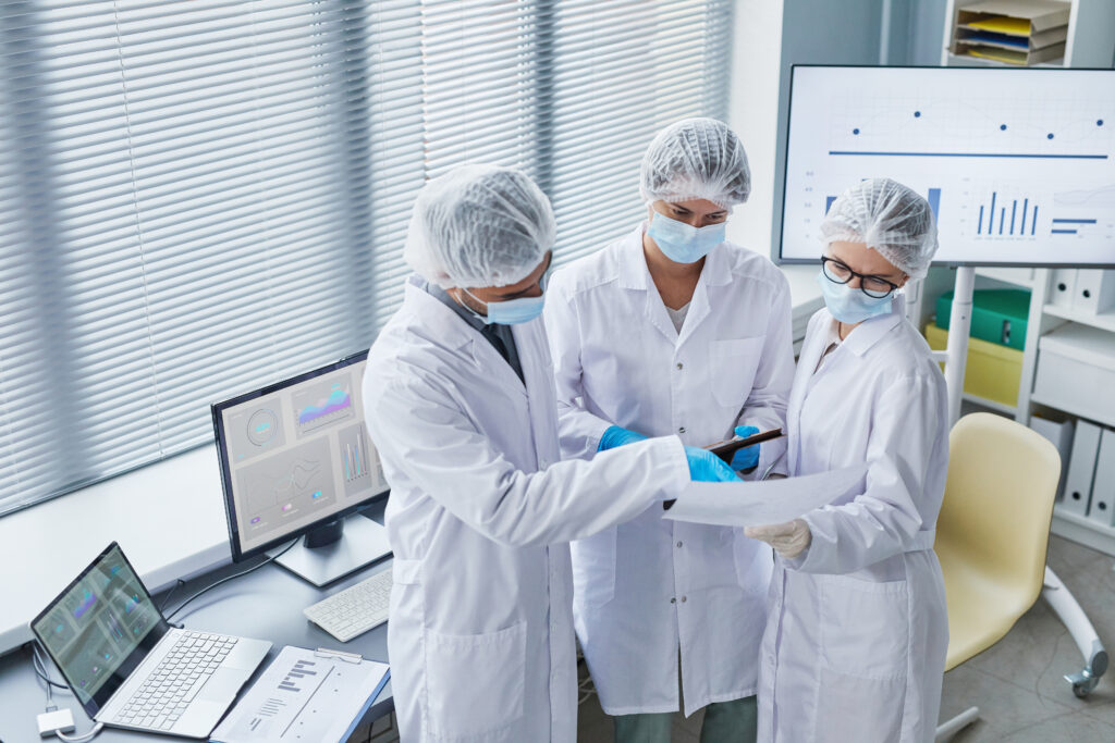 Médicos trabajando en equipo en el hospital