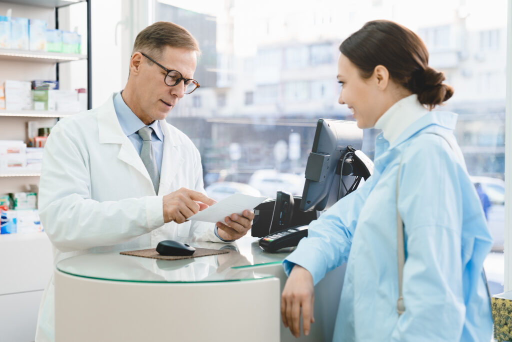 Farmaceuticos teniendo una reunion