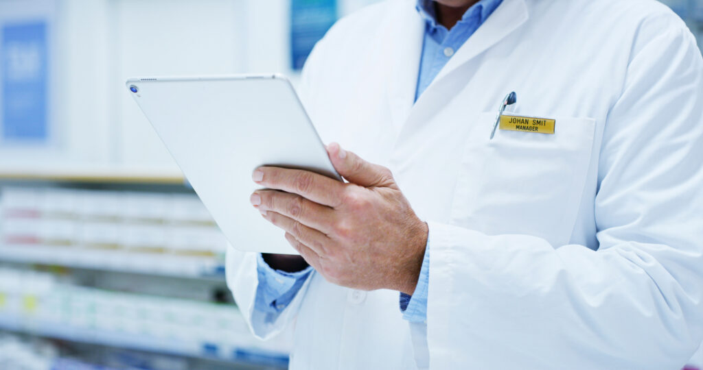 Farmaceutico revisando receta medica desde su tablet