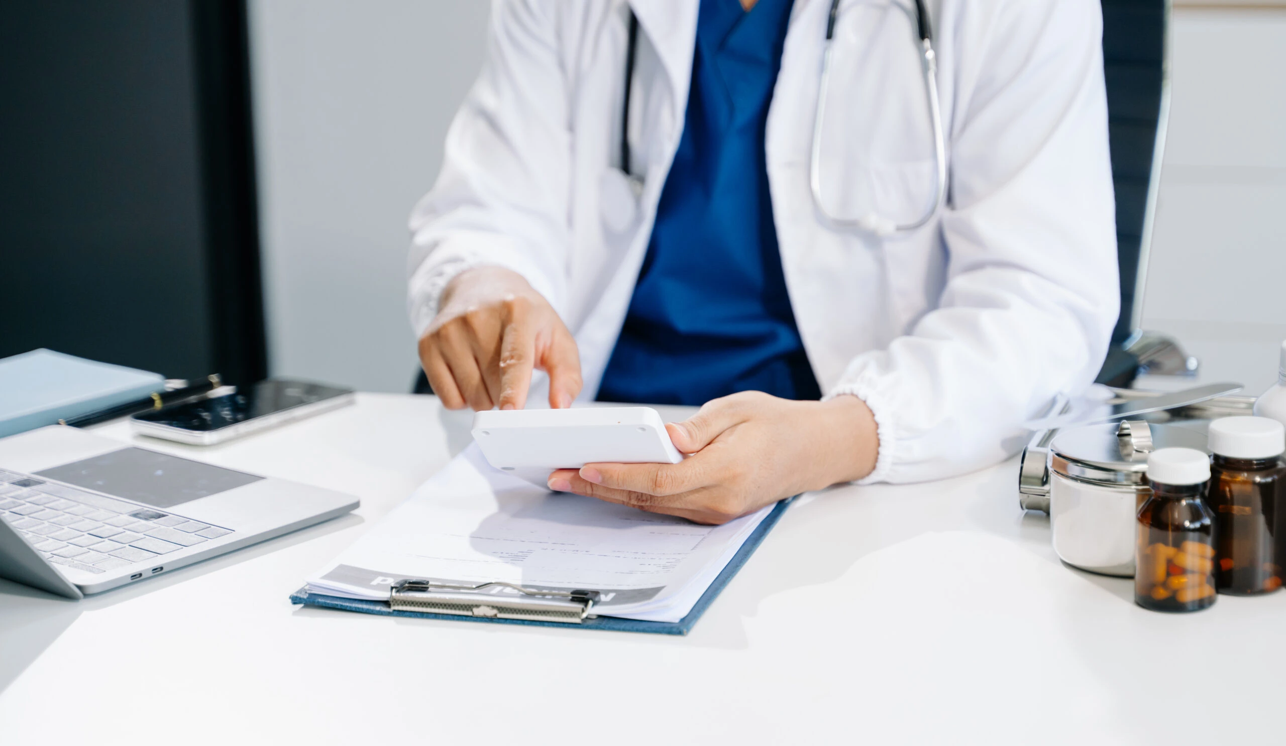Concepto de costos y tarifas de atención médica.