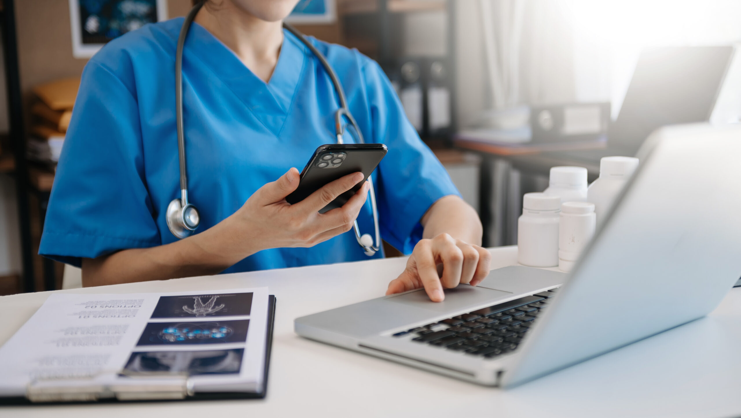 Concepto de tecnología médica. Médico trabajando con un teléfono móvil
