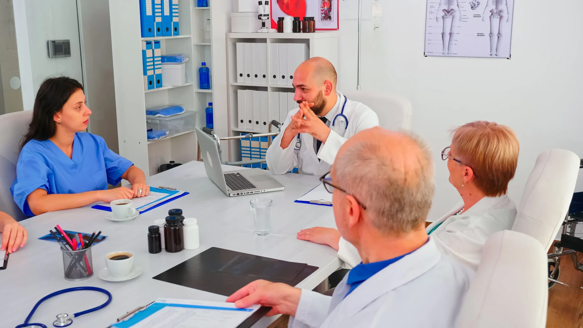 Reunion entre doctores y enfermera