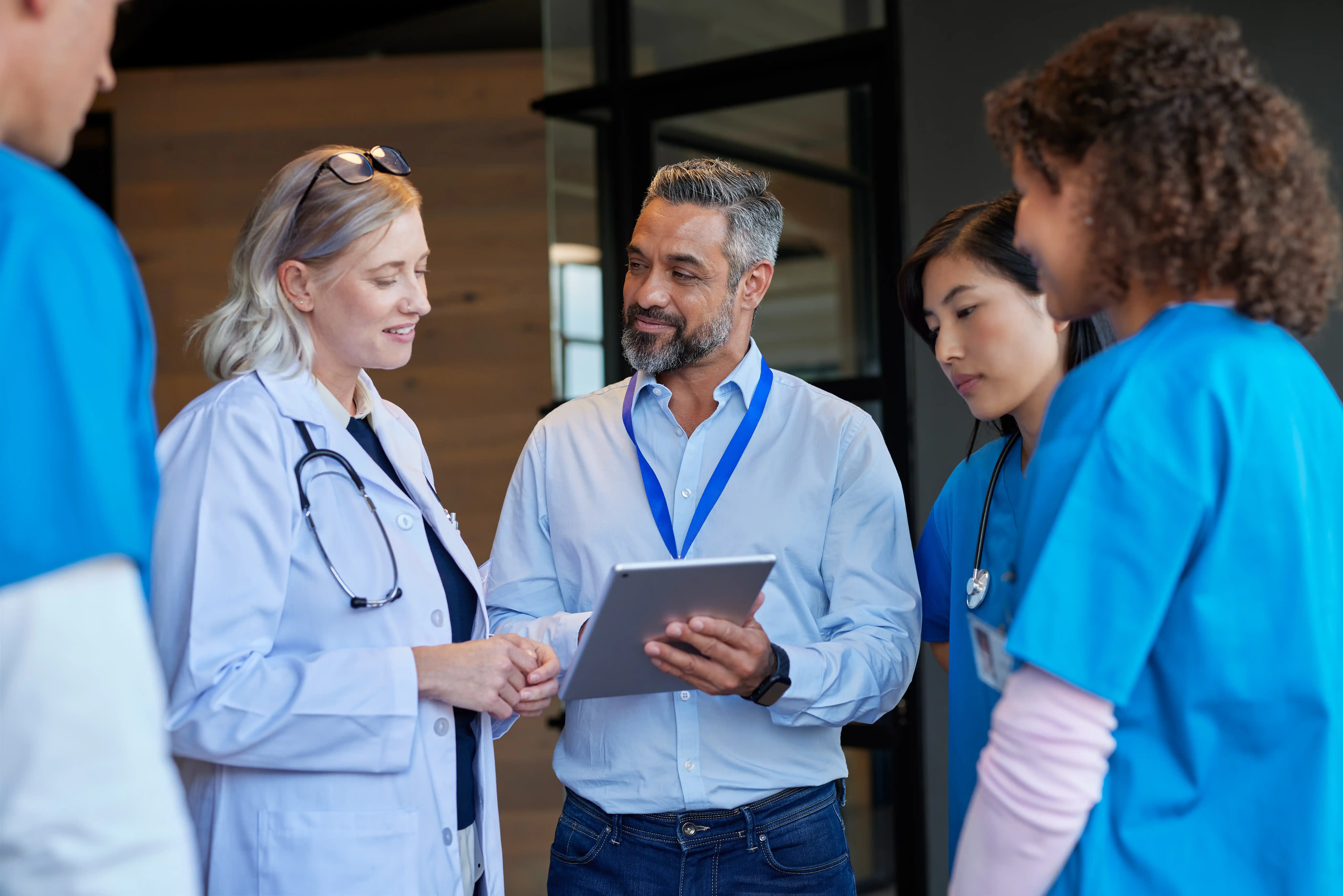 Asistentes de la salud verificando la ficha de un paciente