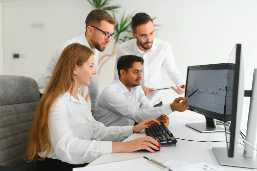 Grupo de contadores revisando las gráficas de la empresa.