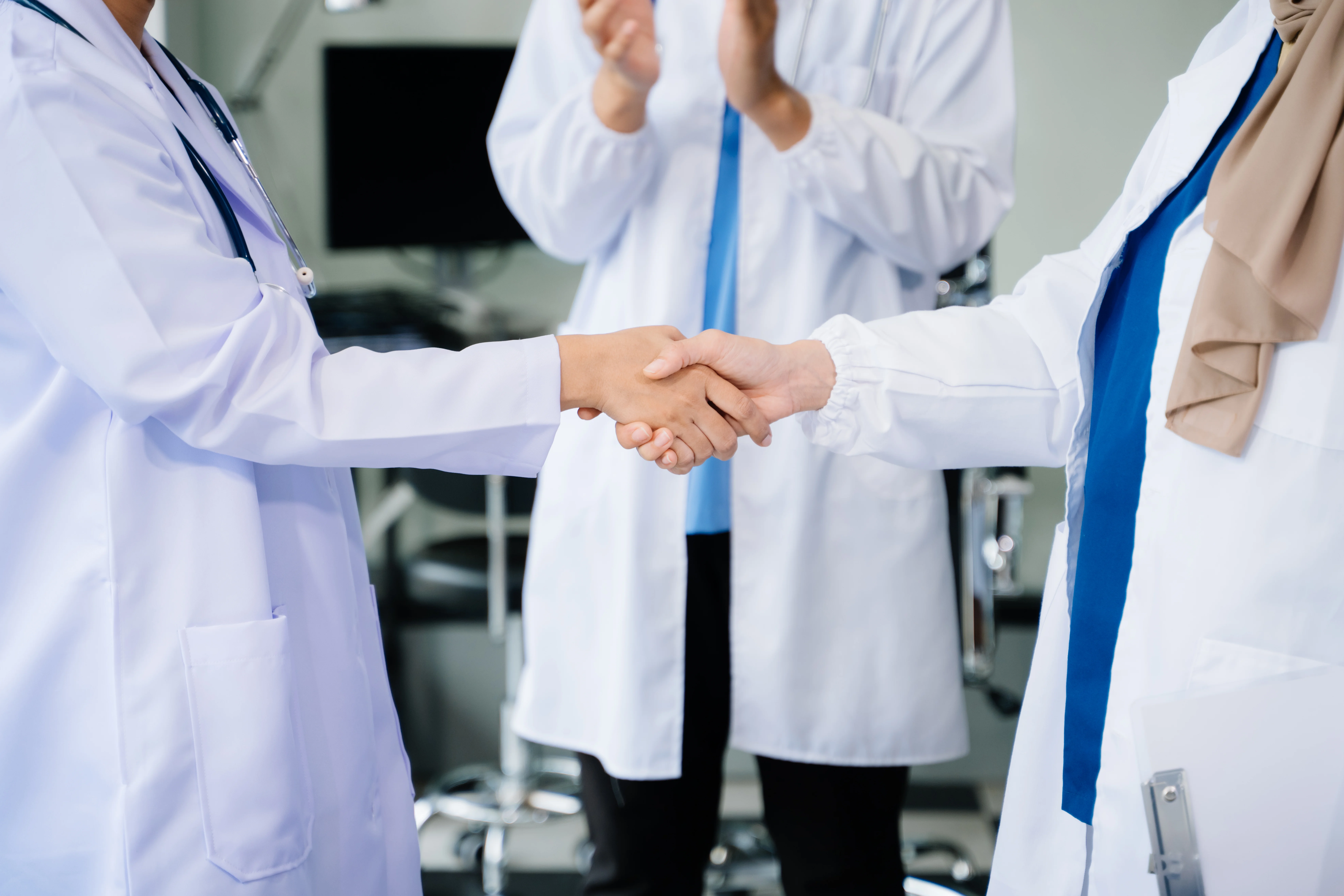 Apretón de manos entre doctores y colaboración en el sector salud, medicina o confianza.